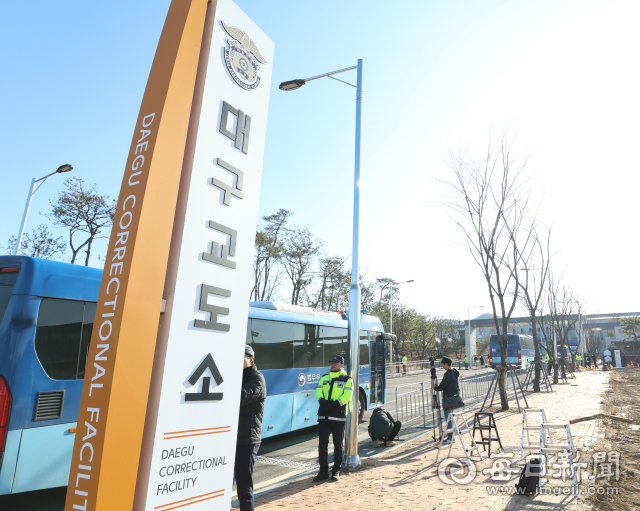 28일 오전 대구 달성군 하빈면 신축 대구교도소로 재소자들이 탑승한 법무부 버스가 들어가고 있다. 경찰과 교정당국 등은 이날 달성군 화원읍 천내리 대구교도소 재소자 2천여명을 버스 30대를 동원해 신축 대구교도소로 이송한다. 안성완 기자 asw0727@imaeil.com