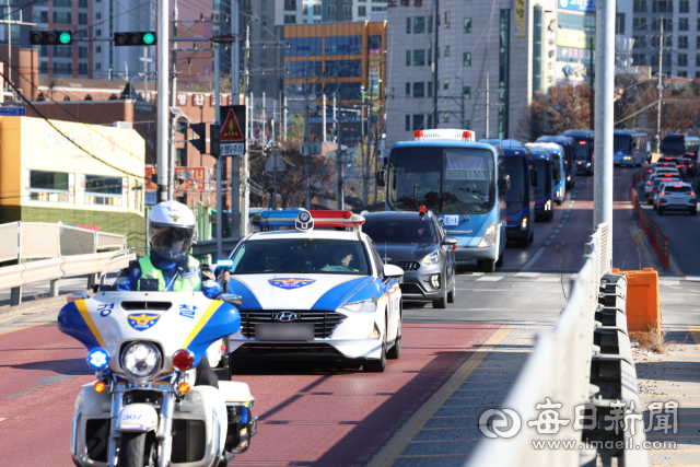 28일 오전 대구 달성군 달구벌대로 일대에서 대구교도소 재소자들을 태운 법무부 버스가 하빈면 신축 대구교도소로 이동하고 있다. 경찰과 교정당국 등은 이날 달성군 화원읍 천내리 대구교도소 재소자 2천여명을 버스 30대를 동원해 신축 대구교도소로 이송한다. 안성완 기자 asw0727@imaeil.com