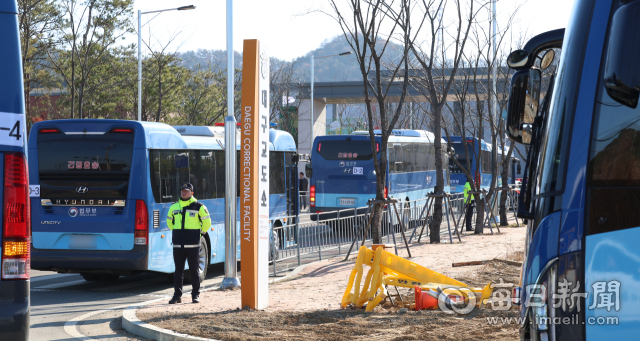 28일 오전 대구 달성군 하빈면 신축 대구교도소로 재소자들이 탑승한 법무부 버스가 들어가고 있다. 경찰과 교정당국 등은 이날 달성군 화원읍 천내리 대구교도소 재소자 2천여명을 버스 30대를 동원해 신축 대구교도소로 이송한다. 안성완 기자 asw0727@imaeil.com