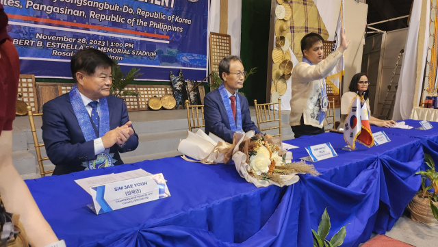 영주시와 필리핀 로살레스시가 우호교류 협약을 체결하고 있다. 마경대 기자