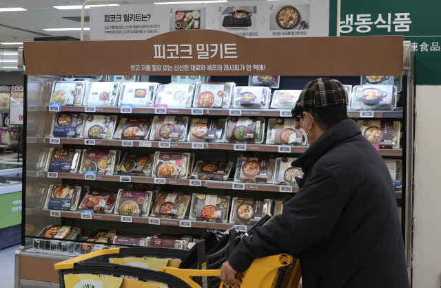 서울 한 대형마트 밀키트 판매대. 한 시민이 제품을 살펴보고 있다. 연합뉴스
