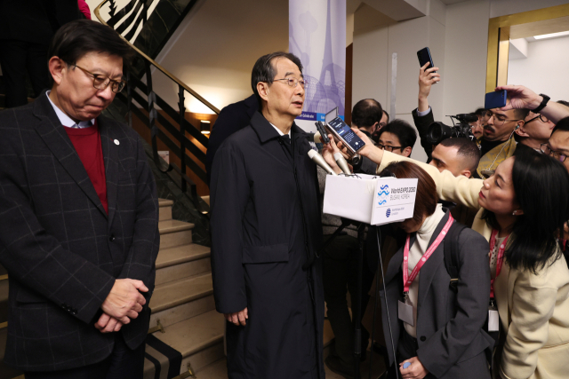 한덕수 국무총리가 28일 오후(현지시간) 프랑스 파리 외곽 팔레 데 콩그레에서 열린 제173차 국제박람회기구(BIE) 총회에서 2030년 세계박람회 개최지 선정 투표결과 부산이 탈락한 뒤 기자회견을 하고 있다. 왼쪽은 박형준 부산시장. 연합뉴스