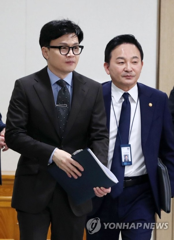 국무회의에 참석하고 있는 한동훈, 원희룡 두 스타 장관. 연합뉴스