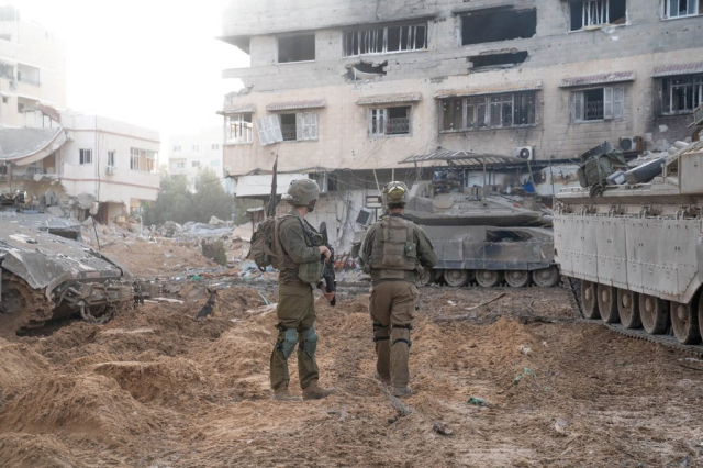 이스라엘군(IDF)은 28일(현지시간) 팔레스타인 가자지구에서 주위를 둘러보는 군인들의 사진을 공개했다. 이스라엘 측은 4일간의 한시 휴전이 끝나면 최소 2달간의 격전에 돌입할 것이라고 예고한 바 있다. 연합뉴스
