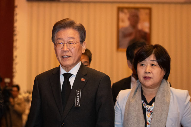 더불어민주당 이재명 대표가 30일 오후 서울 종로구 조계사 대웅전에 마련된 자승스님 분향소를 찾아 조문한 뒤 대웅전을 나서고 있다. 연합뉴스