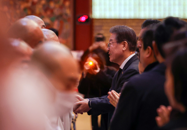 더불어민주당 이재명 대표가 30일 오후 서울 종로구 조계사 대웅전에 마련된 자승스님 분향소를 찾아 조문하고 있다. 연합뉴스