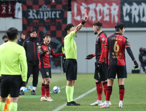 축구, '오렌지카드' 도입 추진…전략적 반칙·과한 항의 방지