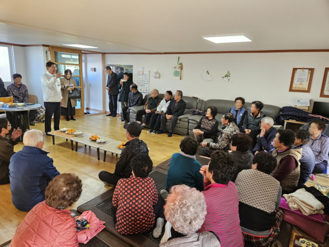 정종복 기장군수가 지난달 관내 경로당을 순회점검하면서 어르신들과 소통하고 있다. [사진=기장군]