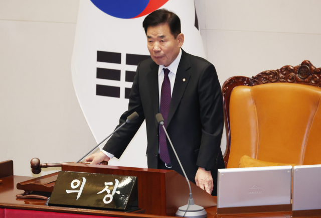 김진표 국회의장이 1일 국회에서 열린 본회의에서 의사봉을 두드리고 있다. 연합뉴스