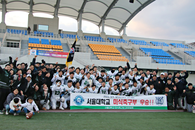 서울대가 2일 대구 군위에서 열린 제63회 전국대학 미식축구 선수권대회 타이거볼에 출전, 우승한 뒤 기념 사진을 찍고 있다. 대구경북미식축구협회 제공