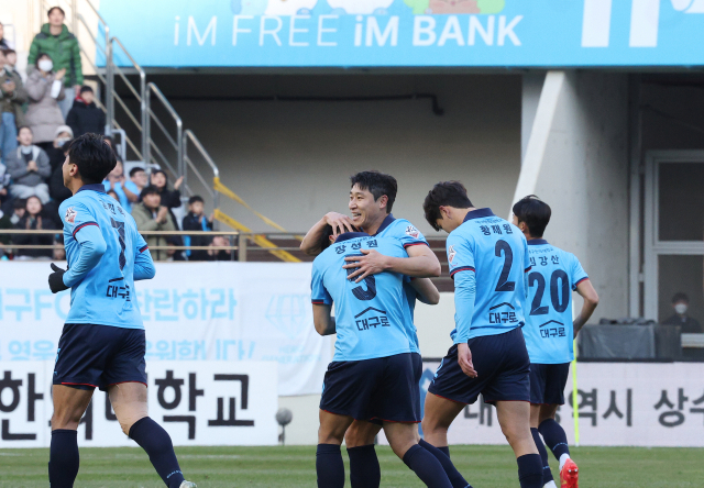 3일 오후 DGB대구은행파크에서 열린 프로축구 하나원큐 K리그1 2023 마지막 38라운드 대구FC와 인천 유나이티드 경기. 은퇴 경기에 나선 대구FC 이근호가 후반전 교체되고 있다. 연합뉴스