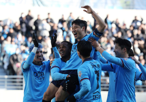 대구FC 홈 마지막 경기 '유종의 미'…이근호 축구聯 공로상패