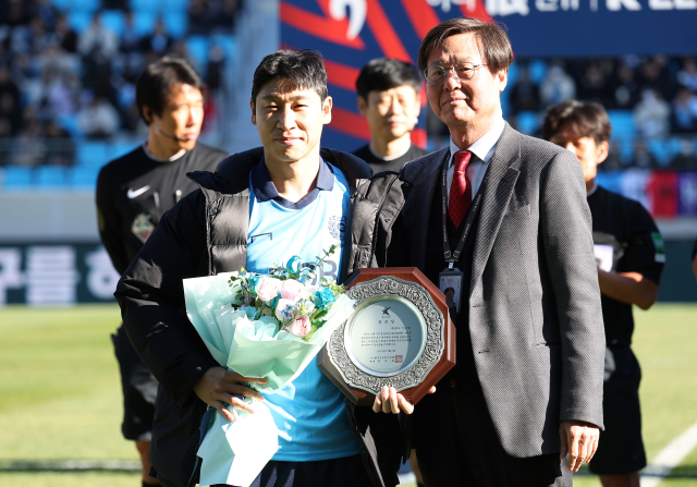 축구 국가대표 출신 이근호가 3일 오후 DGB대구은행파크에서 경기 전 한웅수 한국프로축구연맹 부총재로부터 은퇴를 기념하는 공로상패를 받고 있다. 연합뉴스