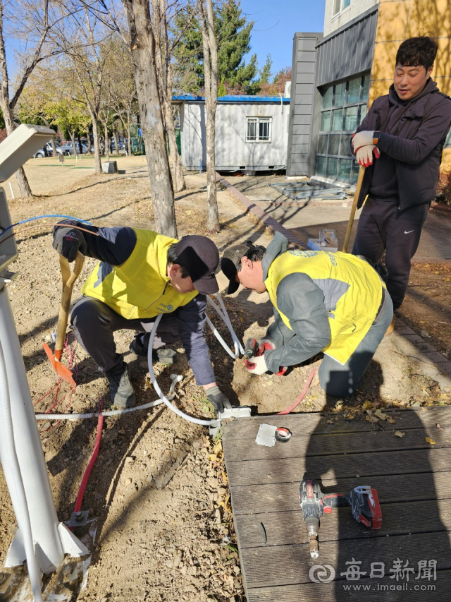 국제로타리 3630지구 신포항로타리클럽과 포항세오녀로타리클럽 회원들이 경북지체장애인협회 포항시지회에서 재능기부 봉사활동을 펼치고 있다.