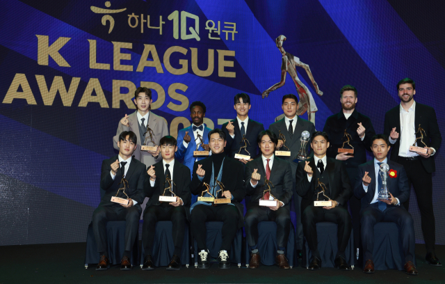 4일 오후 서울 송파구 롯데호텔월드에서 열린 2023 프로축구 K리그 대상 시상식에서 K리그1 최우수선수상(MVP) 울산 현대 김영권(앞줄 왼쪽 세 번째)을 비롯한 수상자들이 기념촬영을 하고 있다. 앞줄 왼쪽부터 반시계방향으로 영플레이어상(신인상) 광주 FC 정호연, 베스트 11 미드필더 부문 울산 현대 엄원상, MVP 및 베스트 11 수비수 부문 울산 현대 김영권, 감독상 울산 현대 홍명보 감독, 베스트 11 미드필더 부문 광주 FC 이순민, 최다도움상 포항스틸러스 백성동, 베스트 11 공격수 부문 포항스틸러스 제카, 수비수 부문 포항스틸러스 그랜트, 최다득점상 울산 현대 주민규, 베스트 11 수비수 부문 울산 현대 설영우, 베스트 11 미드필더 부문 인천 유나이티드 제르소, 골키퍼 부문 울산 현대 조현우. 연합뉴스