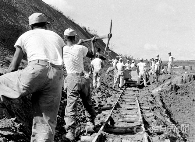 1962년 9월 15일 국토건설단이 경북선 점촌~예천~영주 구간 연장 노반 공사 현장에서 곡괭이로 고지대 언덕을 절개하며 파낸 흙을 광차에 담고 있다. 매일아카이빙센터