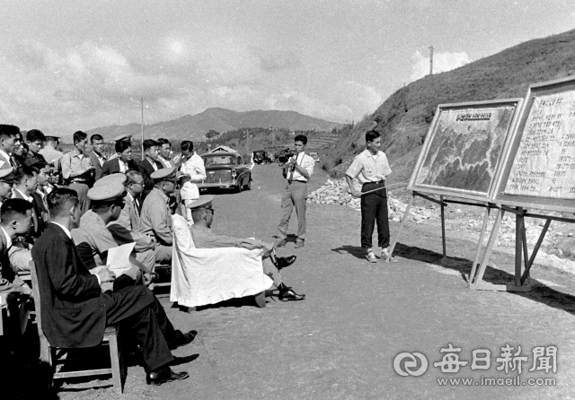 1962년 9월 15일 박정희 국가재건최고회의 의장이 국토건설단 경북선 영주 지역 노반공사 현장에서 브리핑을 받고 있다. 매일아카이빙센터