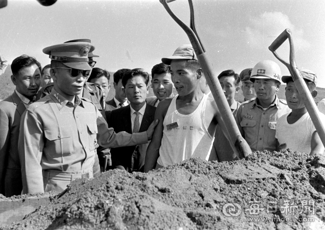 1962년 9월 15일 박정희 국가재건최고회의 의장이 경북선 영주지역 노반공사 현장을 찾아 국토건설단을 격려하고 있다. 매일아카이빙센터