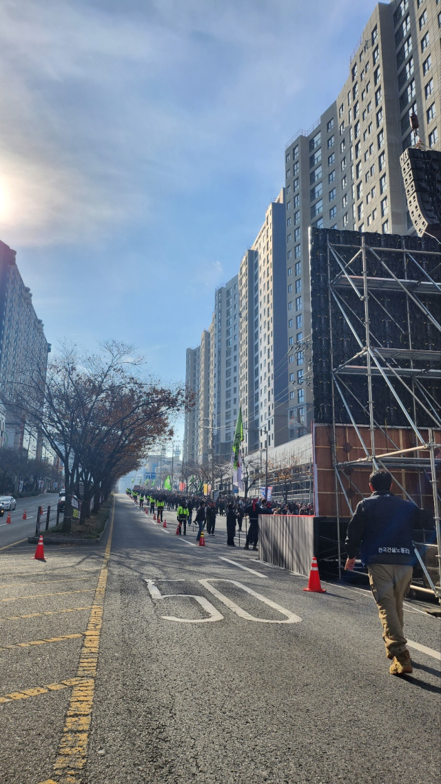 6일 오후 대구 동구 신천동에서 열린 건설노조 집회에서 조합원들이 도로를 점거하고 있다. 경찰이 차량 통행을 통제하고 있는 모습. 이정훈 수습기자