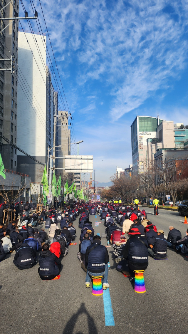 6일 오후 대구 동구 신천동에서 열린 건설노조 집회에서 조합원들이 도로를 점거하고 있는 모습. 이정훈 수습기자