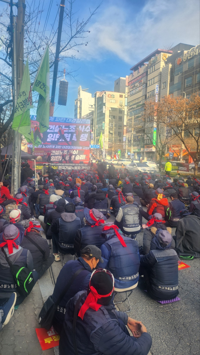 6일 오후 대구 동구 신천동에서 열린 건설노조 집회에서 조합원들이 도로를 점거하고 있는 모습. 이정훈 수습기자