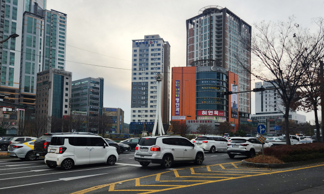 6일 오후 울산시 남구와 울주군 일대에서 발생한 정전으로 공업탑 일대 신호등이 꺼져 차들이 서행하고 있다. 이날 옥동변전소 변압기 문제로 남구와 울주군 일부 지역이 정전됐다. 연합뉴스