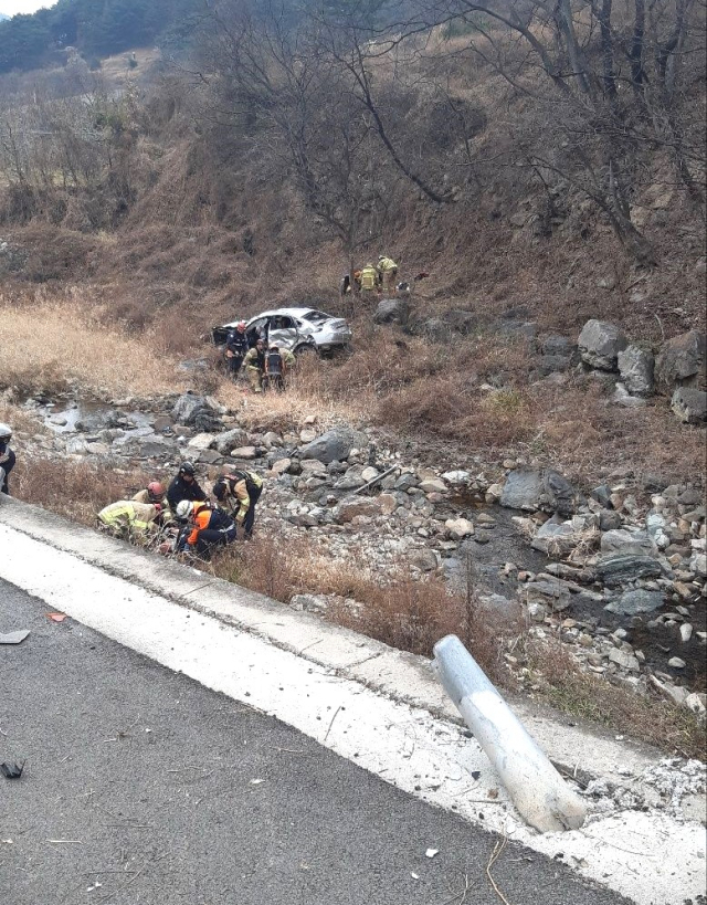 영천시 화북면 입석리 승용차 추락사고 현장 모습. 경북소방본부 제공