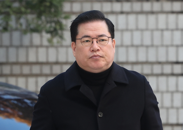 유동규 전 성남도시개발공사 본부장이 4일 서울중앙지방법원에서 열린 대장동 개발 사업 로비·특혜 의혹 관련 1심 속행 공판에 출석하고 있다. 유 전 본부장의 승용차는 다음날 밤 고속도로에서 화물트럭과 추돌 사고가 났다. 연합뉴스