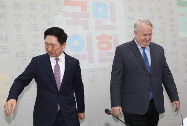 국민의힘 김기현 대표와 인요한 혁신위원장이 6일 국회 당 대표실에서 만나고 있다. 연합뉴스