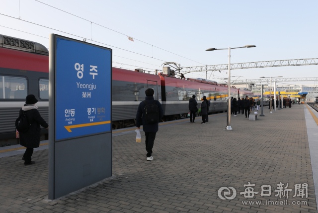 2023년 12월 7일 영주역 플랫폼에서 승객들이 서울행 ITX 열차를 타고 있다. 김태형 기자 thk@imaeil.com