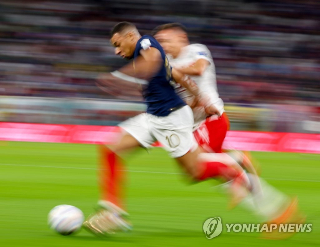 크리스티아누 호날두와 리오넬 메시에 이어 전 세계 축구계의 별로 떠오른 킬리안 음바페의 질주 모습. 연합뉴스