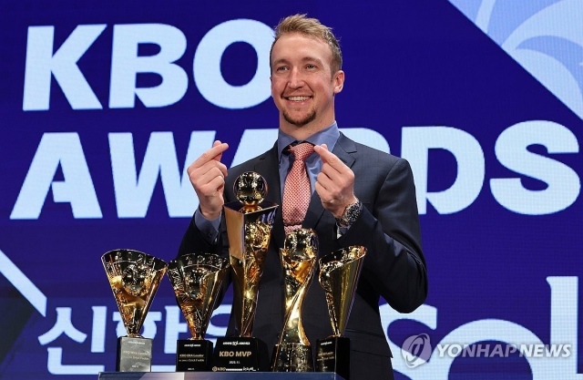 올 시즌 KBO MVP 에릭 페디(NC 다이노스)는 시카고 화이트삭스와 2년 196억원에 계약하면서, 메이저리그행을 택했다. 연합뉴스