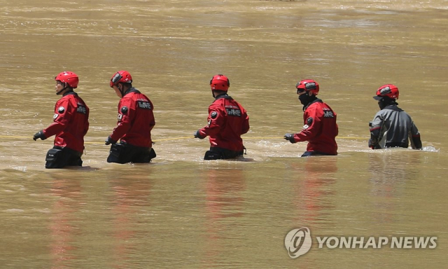 7월 19일 오전 경북 예천군 호명면서 수색하던 해병대 장병 1명이 급류에 휩쓸려 실종된 가운데 119구조대가 실종 지점에서 수색에 나서고 있다. 연합뉴스