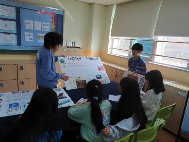 지난해부터 경북교육청 지정 제1호 경북희망학교로 운영되고 있는 구미원당초등학교가 1년 만에 학생 수 100명 이상이 급증했다. 사진은 학생들이 미래형 교육과정의 일환으로 세계화와 관련한 토론 활동을 펼치는 모습. 경북교육청 제공