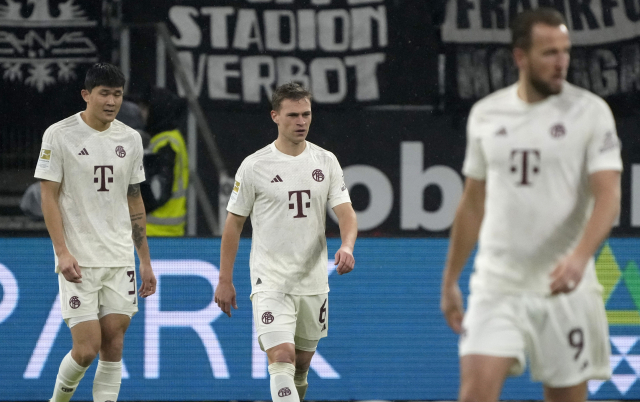바이에른 뮌헨의 김민재와 요수아 키미히, 해리 케인이 10일 독일 프랑크푸르트에서 열린 2023-2024 분데스리가 14라운드 프랑크푸르트와의 경기에 나섰으나 1대4로 점수 차가 벌어지자 아쉬워하고 있다. 연합뉴스