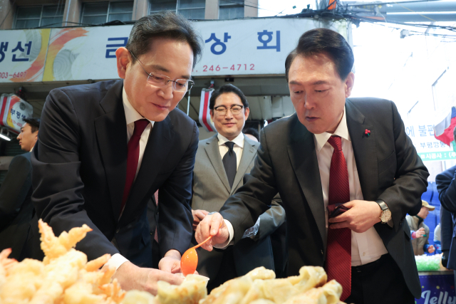 윤석열 대통령이 지난해 12월 6일 부산 중구 깡통시장에서 이재용 삼성전자 회장 등 기업 총수들과 떡볶이 등 분식을 시식하고 있다. 사진은 기사 내용과 관계 없음. 연합뉴스