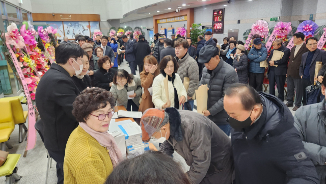 11일 상주시청소년수련관에서 열린 이한성 전 의원 출판기념회에서 책을 구입해 서명 하려는 행렬이 길게 이어지고 있다. 고도현 기자