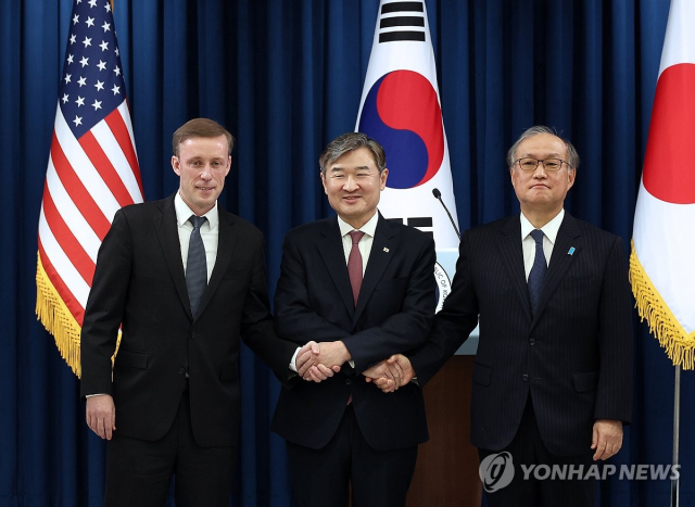 조태용 국가안보실장과 제이크 설리번 미국 백악관 국가안보보좌관, 아키바 다케오 일본 국가안전보장국장이 9일 서울 용산 대통령실 청사에서 한미일 안보실장회의 공동 브리핑을 마친 뒤 기념촬영을 하며 손을 맞잡고 있다. 연합뉴스