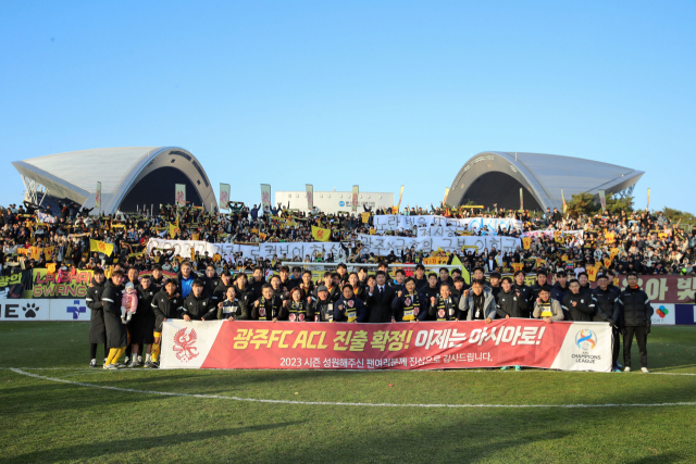 2023시즌 K리그1 3위를 확정, 아시아축구연맹(AFC) 챔피언스리그 엘리트(ACLE) 출전권을 거머쥔 광주FC 선수단. K리그 제공