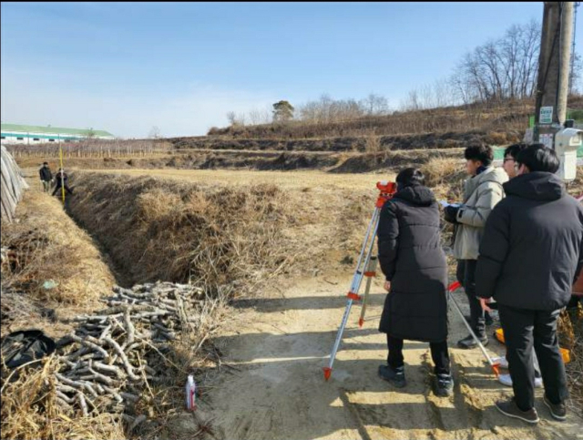 내년도 주민숙원사업 조기발주를 위해 현장을 찾아 미리 설계작업을 하고 있는 문경시 기술직 공무원들. 문경시 제공