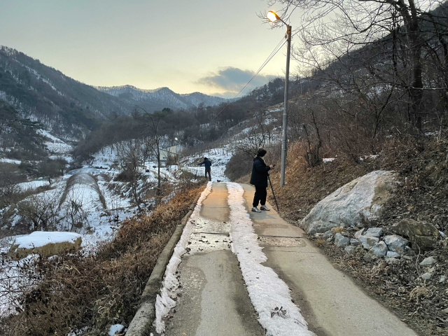 내년도 주민숙원사업 조기발주를 위해 현장을 찾아 미리 설계작업을 하고 있는 문경시 기술직 공무원들. 문경시 제공