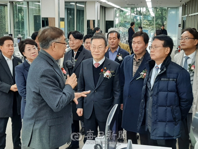 경산이노베이션아카데미가 11월 13일 개소식을 했다. 사진은 이종호 과기정통부장관과 윤두현 국회의원.조현일 시장 등이 시설을 둘러보고 있는 모습. 김진만 기자.