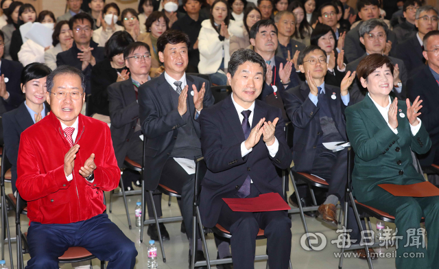 이주호 부총리 겸 교육부 장관과 홍준표 대구시장, 강은희 대구시교육감이 13일 대구시청 산격청사에서 열린 