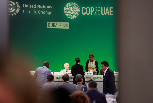유엔 기후변화협약 당사국 총회(COP28) 각국 대표들이 지난 12일(현지시간) 아랍에미리트 두바이에서 협정 초안 협상을 위해 만나고 있다. COP28은 이날 폐막 예정이었으나 