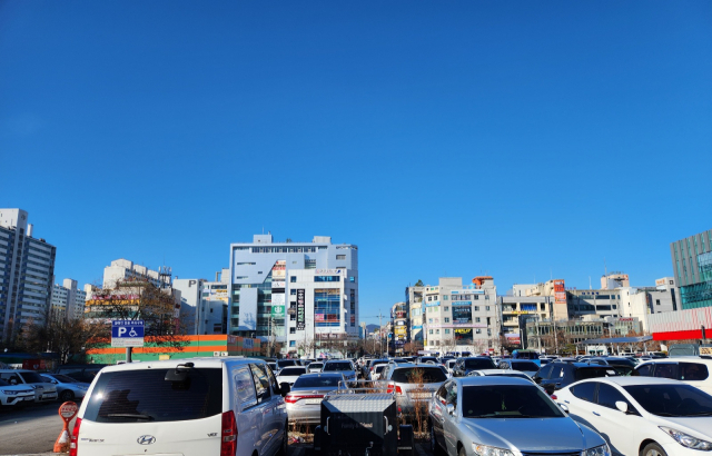 13일 오전 대구 강북소방서 앞 주차장 부지. 이곳은 현재 시유지로, 향후 신청사 건립을 위한 재원 마련을 위해 매각이 예정된 부지이다. 김지수 기자