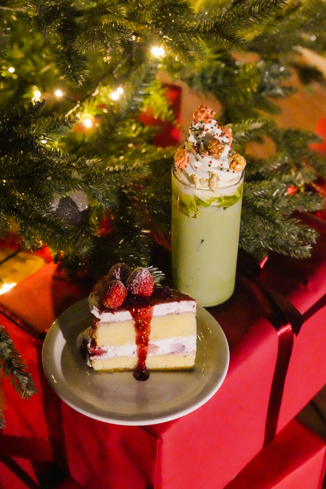 해브아워 다운타운의 크리스마스 시즌 메뉴 트리 라떼(트리 모양의 녹차 라떼)와 딸기무스케이크.