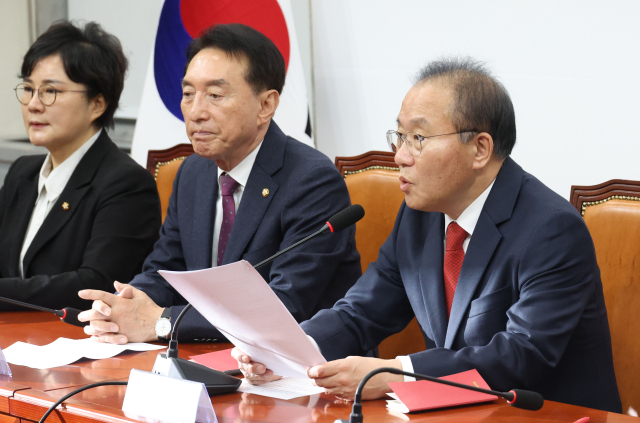 국민의힘 김기현 대표가 사퇴한 다음날인 14일 윤재옥 원내대표 겸 대표 권한대행이 국회에서 열린 최고위원회의에서 발언하고 있다. 연합뉴스