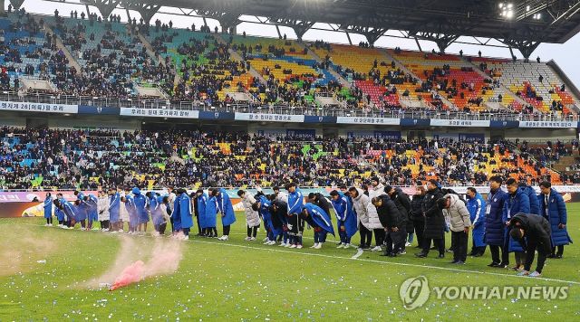 올 시즌 K리그 마지막 경기 후 2군 강등의 위기 속 팬들에게 고개 숙여 사과한 수원 삼성 블루윙즈 축구단. 연합뉴스