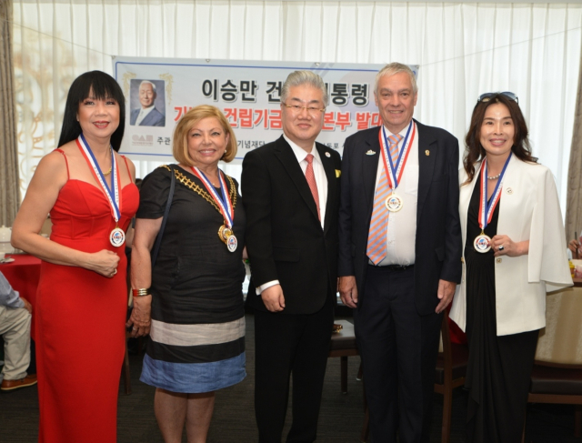 9일 호주 시드니에서 열린 해외동포 세계지도자협의회 주최 이승만 대통령 기념관 건립 기금 모금행사 모습. 왼쪽부터 리사 맥신 라이온스 클럽 코디네이터, 카렌 펜사벤 스트라스필드 시장, 김명찬 이사장, 폴 맥신 라이온스 클럽 총재, 최지수 준비위원장. 해외동포 세계지도자협의회 제공