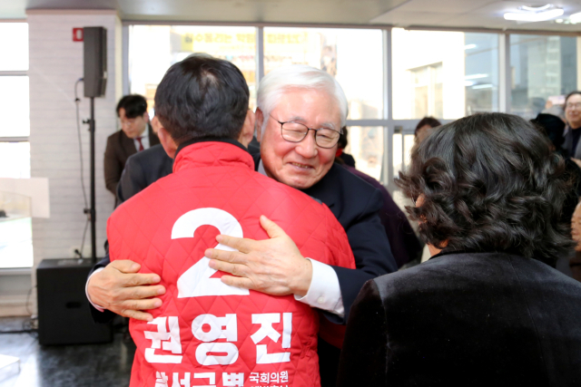 권영진 국회의원 예비후보가 16일 달서구 두류동 선거사무소에서 조해녕 전 대구시장과 포응을 하고 있다. 권영진 예비후보